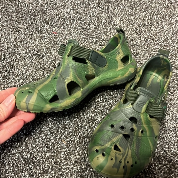 Boys sketchers Velcro rubber shoe - Picture 2 of 4